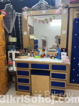 স্বল্পমূল্যে আধুনিক ডিজাইনের ড্রেসিং টেবিল বিক্রয় করা হবে